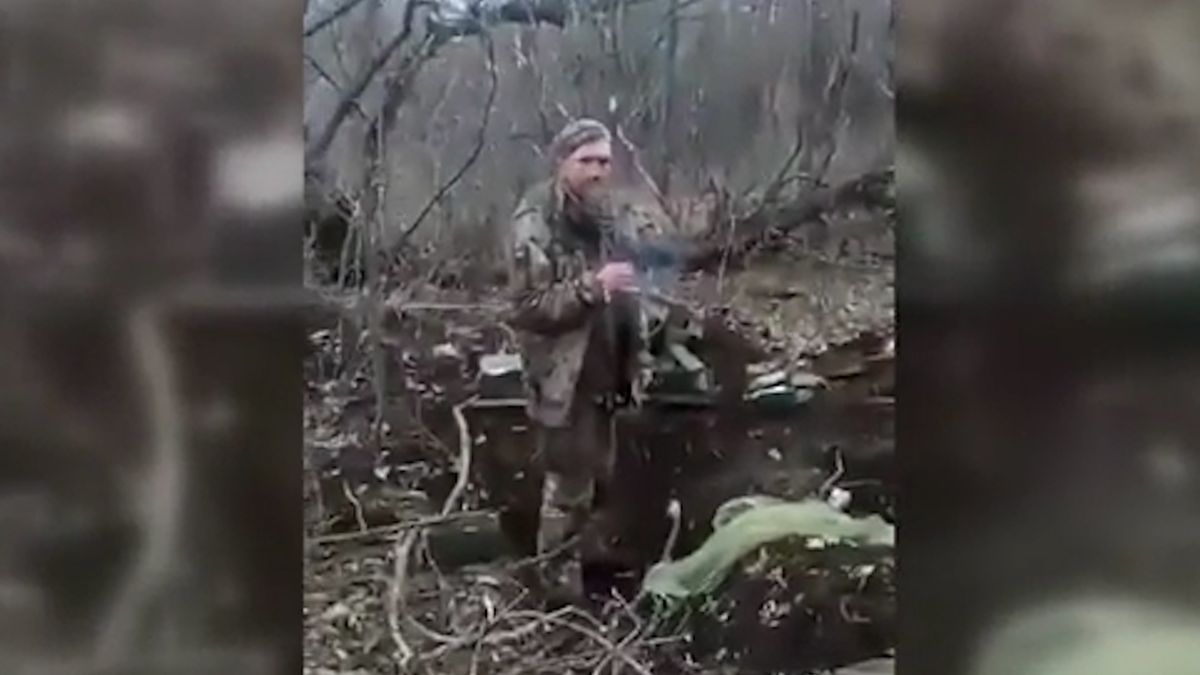 Zavražděný ukrajinský zajatec z videa už má dvě identity, oslavy hrdinství to ale nebrzdí
